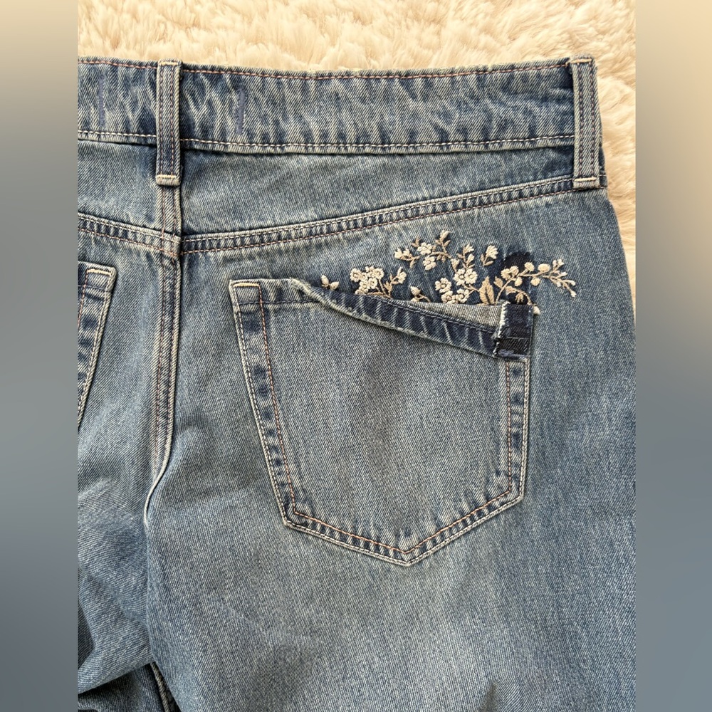 Hollister Low-Rise Floral Embroidered Medium Wash Baggy Jeans Size 8 LONG